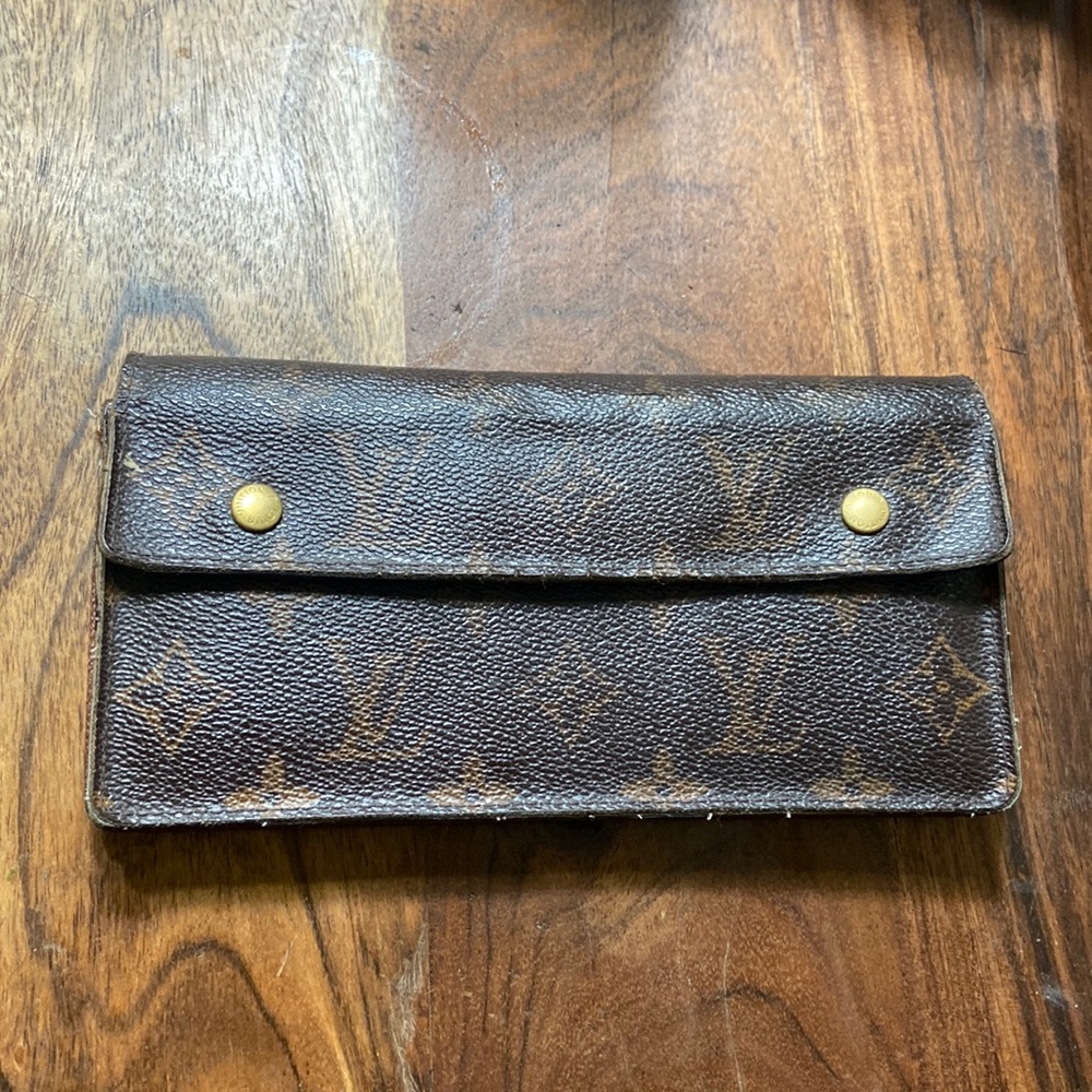 Selling my old Louis Vuitton wallet . No longer need . Still good condition.